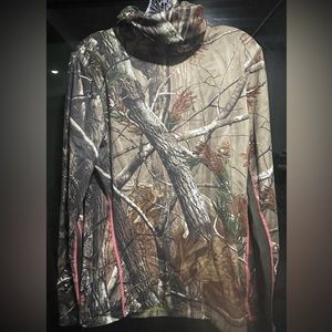 Women’s size large Under Amour Scent Control Turtle neck